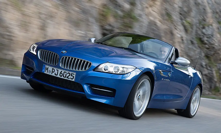 Der BMW Z4 fahrend auf einer Straße, in einer Ansicht auf die Front.