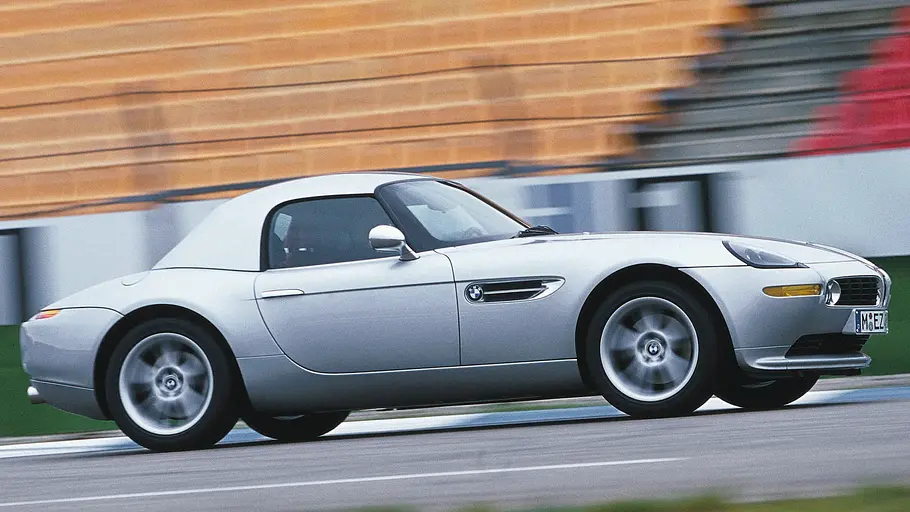 BMW Z8 fahrend von der Seite fotografiert. 
