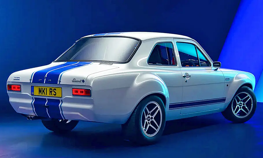 Der Boreham Ford Escort RS stehend von schräg hinten.