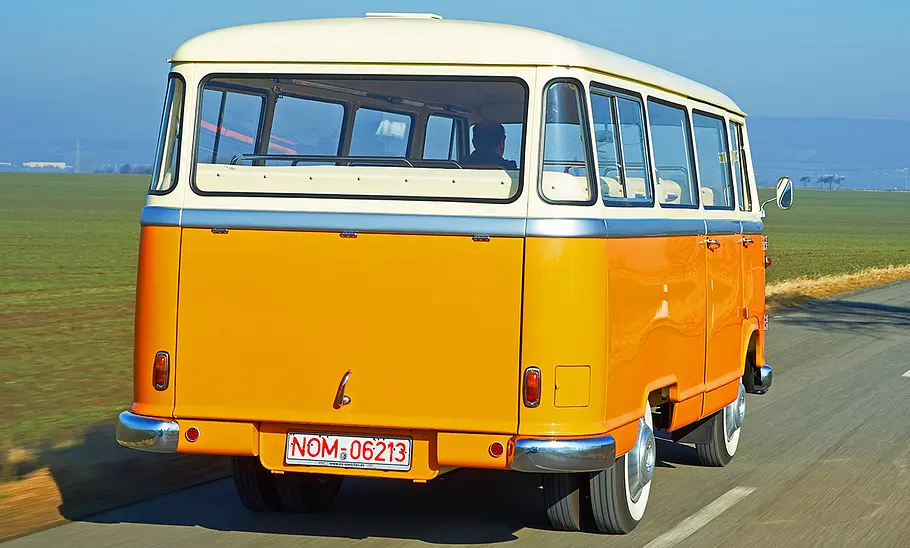 Der Borgward BO 611 fahrend von hinten.