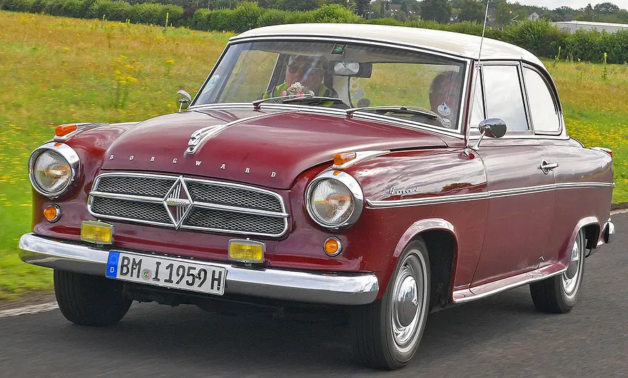 Die Borgward Isabella TS fahrend von vorne.