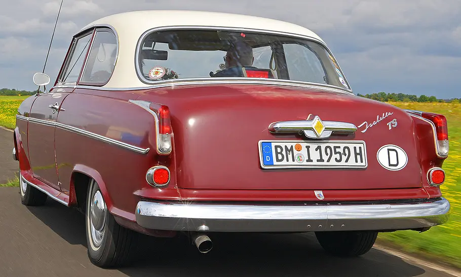 Borgward Isabella TS Die Borgward Isabella TS fahrend von hinten.