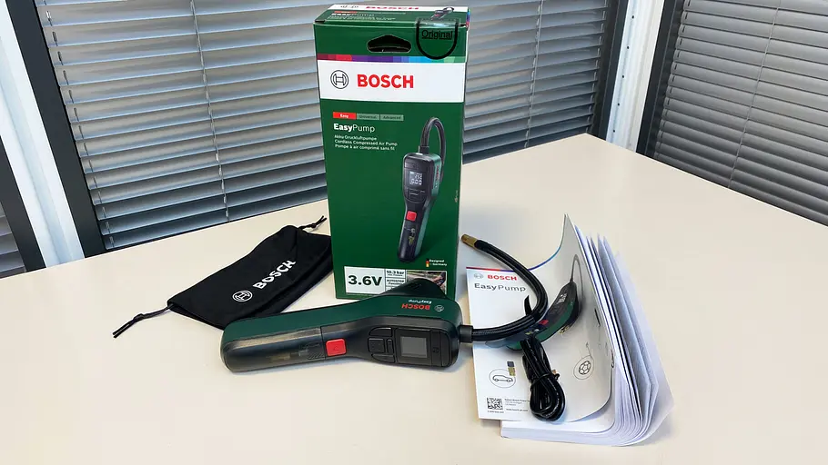 Packung und Lieferumfang der Bosch EasyPump, fotografiert von der Seite.