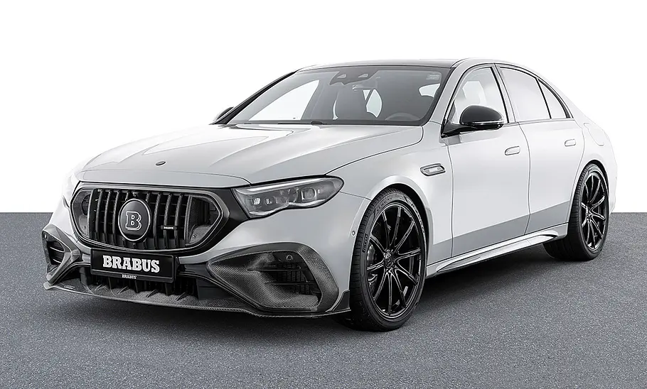 Der Brabus 700 als Limousine stehend von schräg hinten fotografiert.