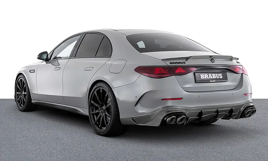 Der Brabus 700 als Limousine stehend von schräg vorne fotografiert.