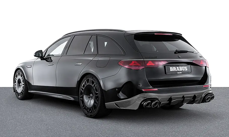 Der Brabus 700 als Kombi stehend von schräg hinten fotografiert.