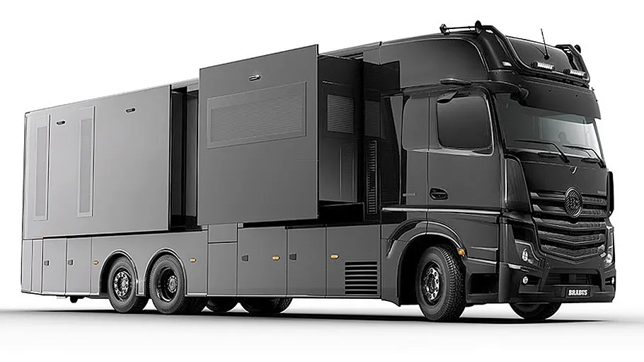 Brabus Big Boy 1200 Der Brabus Big Boy 1200 stehend von schräg vorne rechts vor weißen Hintergrund.