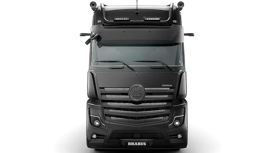 Brabus Big Boy 1200 Der Brabus Big Boy 1200 stehend von vorne vor weißen Hintergrund.