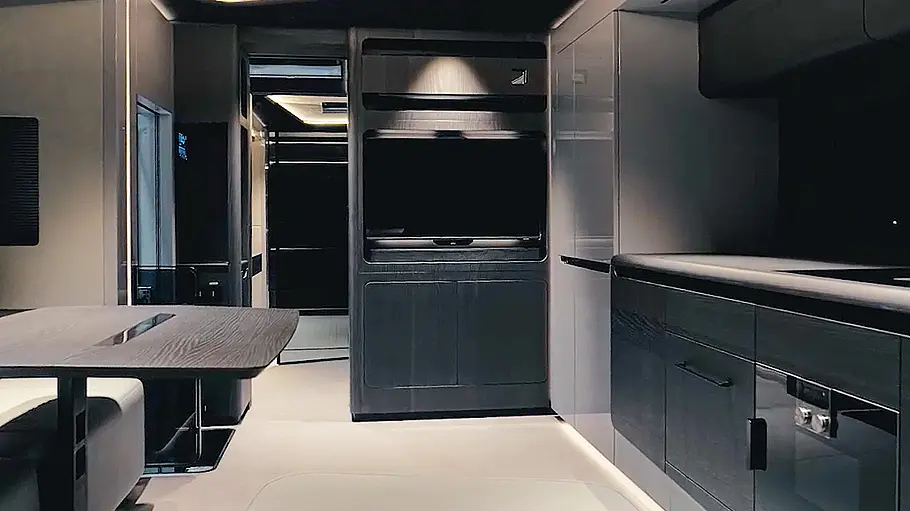Brabus Big Boy 1200 Ansicht des Wohnzimmers samt Küche des Brabus Big Boy 1200.