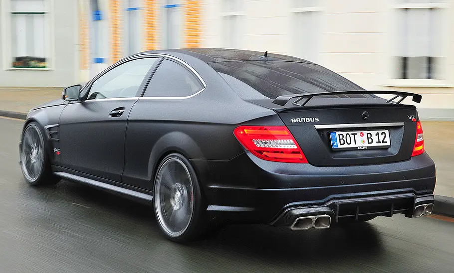 Blick von schräg hinten auf den fahrenden Brabus Bullit Coupé 800.