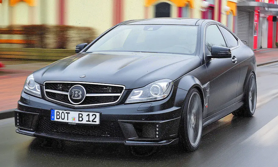 Blick von schräg vorne auf den fahrenden Brabus Bullit Coupé 800.