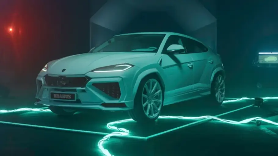 Brabus Lamborghini Urus 900 Brabus Lamborghini Urus 900, fotografiert auf einer Bühne von schräg vorne.
