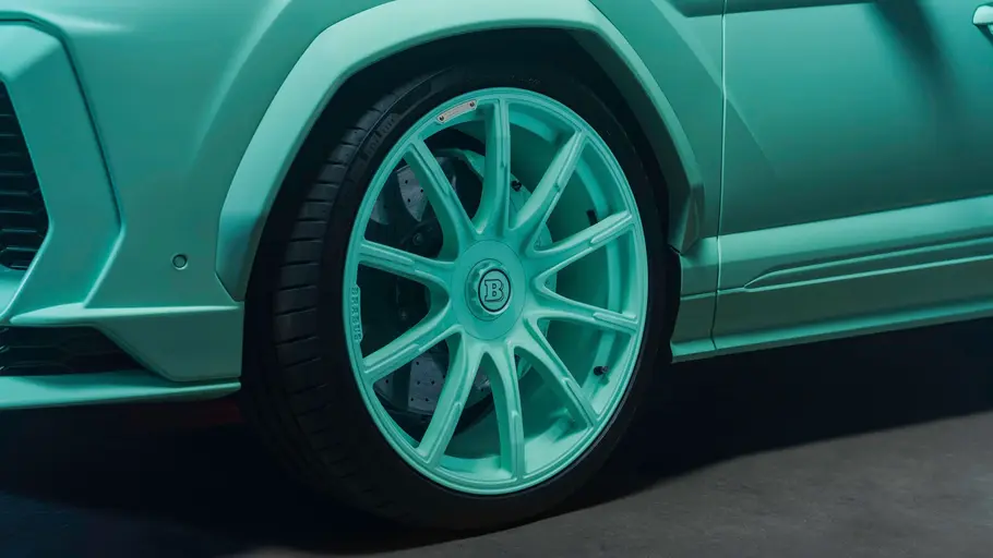 Brabus Lamborghini Urus 900 Vorderrad des Brabus Lamborghini Urus 900, fotografiert von der Seite.