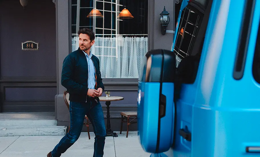 Schauspieler Bradley Cooper bei der Mercedes-Kampagne vor einer Mercedes G-Klasse im September 2024.