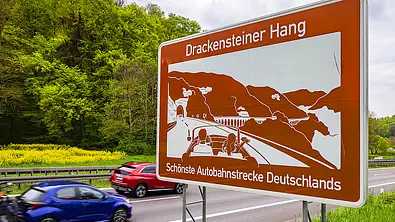 Braune Autobahnschilder - Foto: Imago/Arnulf Hettrich