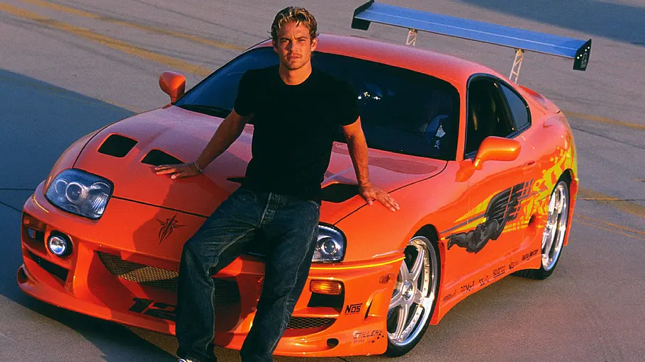 Brian OConner mit Toyota Supra stehend von vorne