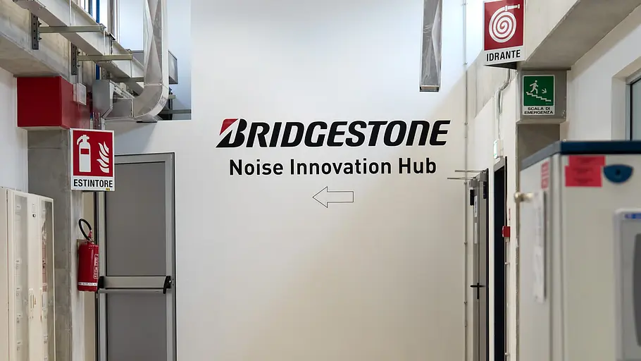 Geräuschlabor bei Bridgestone. Die Innenaufnahme zeigt eine Laborumgebung beim Reifenhersteller Bridgestone. Ein Pfeil an der Wand weist den Weg zum Noise Innovation Hub.