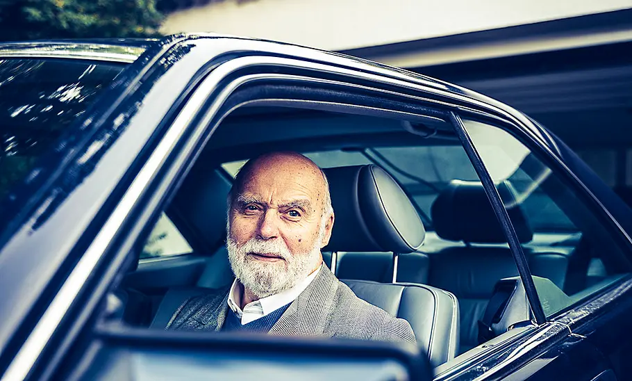 Bruno Sacco im Auto sitzend