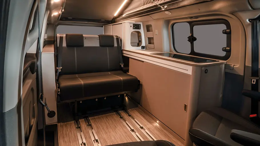 Bürstner B66 Urban Camper Der Wohnraum des Bürstner B66 Urban Camper in Tagstellung mit aufgestellter Sitzbank.