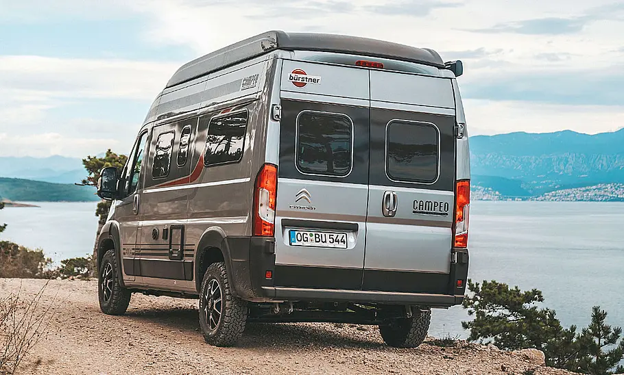 Bürstner Campeo 4x4 (2024); stehend, Ansicht von schräg hinten.
