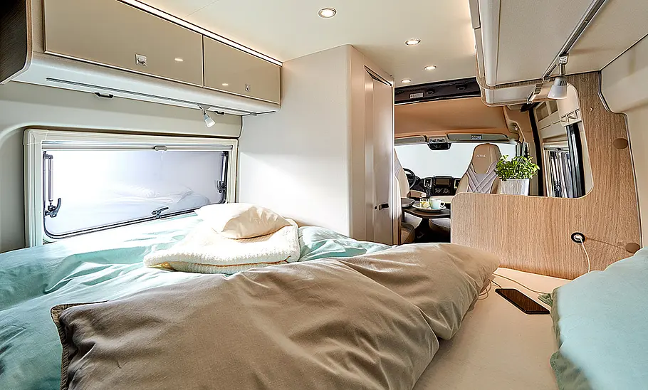 Bürstner Campeo 4x4 (2024); Innenraum, Ansicht der Bett aus Richtung Hecktüre.