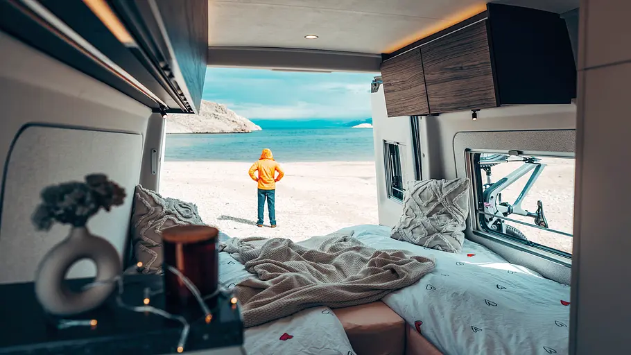 Bürstner Habiton Die Aufnahme von innen nach außen zeigt das Schlafzimmer des Bürstner Habiton.