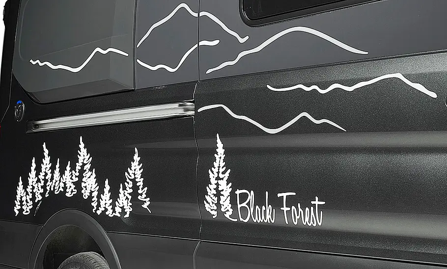 Das Bild zeigt das die Editions-Folierung auf der rechten Schiebetüre und dem rechten Heckblech des Bürstner Lineo C 4x4 Black Forest (2024).