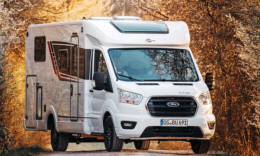 Bürstner Lineo T 690 G (2024):  Das Foto zeigt das Wohnmobil schräg seitlich.