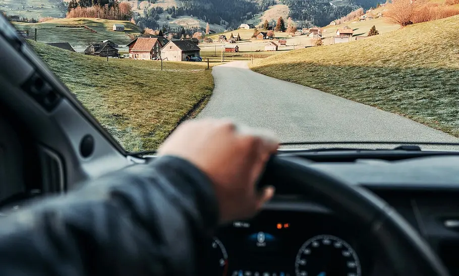 Bürstner Lineo T 690 G (2024): Das Bild ist aus Fahrerperspektive aufgenommen und zeigt das Lenkrad.