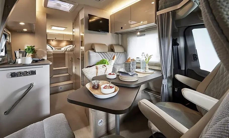 Bürstner Lineo T 690 G (2024): Die Innenansicht gewährt einen Überblick über den Wohnbereich.