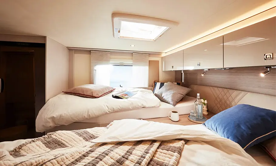 Bürstner Lineo T 690 G (2024): Das Innenraumbild zeigt dass Schlafzimmer mit zwei getrennten Einzelbetten.