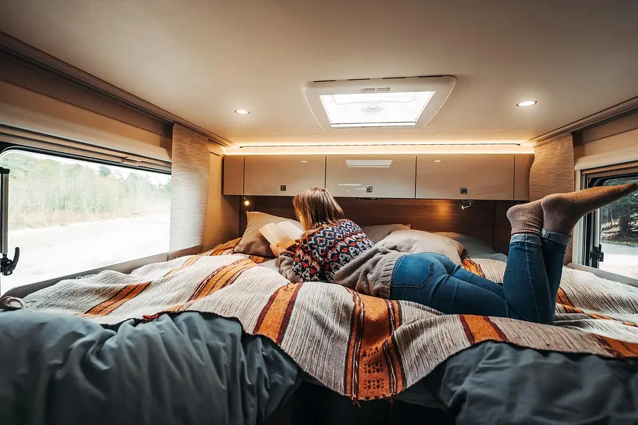 Bürstner Lineo T 690 G (2024): Das Innenraumbild zeigt dass Schlafzimmer in Doppelbett-Konfiguration.