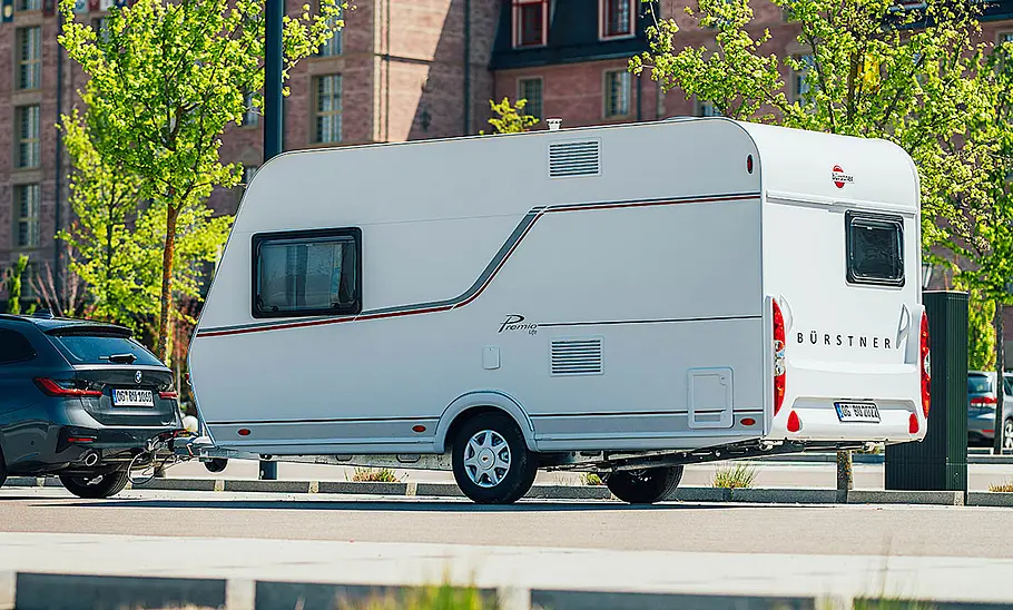 Bürstner Premio Life 425 TS (2024) Das Bild zeigt den Bürstner Premio Life 425 TS (2024) stehend von schräg hinten links fotografiert.