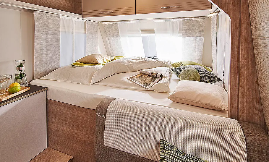 Bürstner Premio Life 425 TS (2024) Das Bild zeigt das Doppelbett des Premio Life 425 TS (2024) mit Blick in Richtung Bug.
