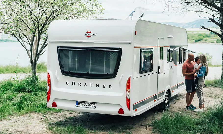 Bürstner Premio Plus (2025) Die Außenaufnahme zeigt den Bürstner Premio Plus (2025) von schräg hinten.