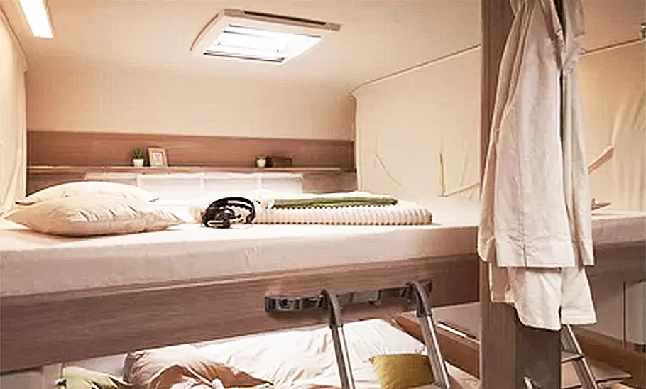 Bürstner Premio Plus (2025) Die Innenaufnahme zeigt das Schlafzimmer mit Etagenbett im Bürstner Premio Plus (2025).
