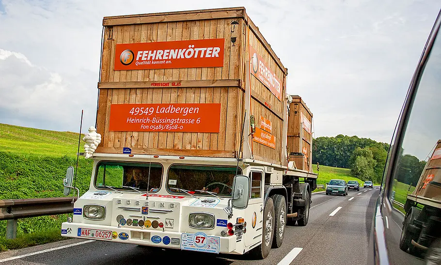 Der Büssing Supercargo Decklaster fahrend von vorne.