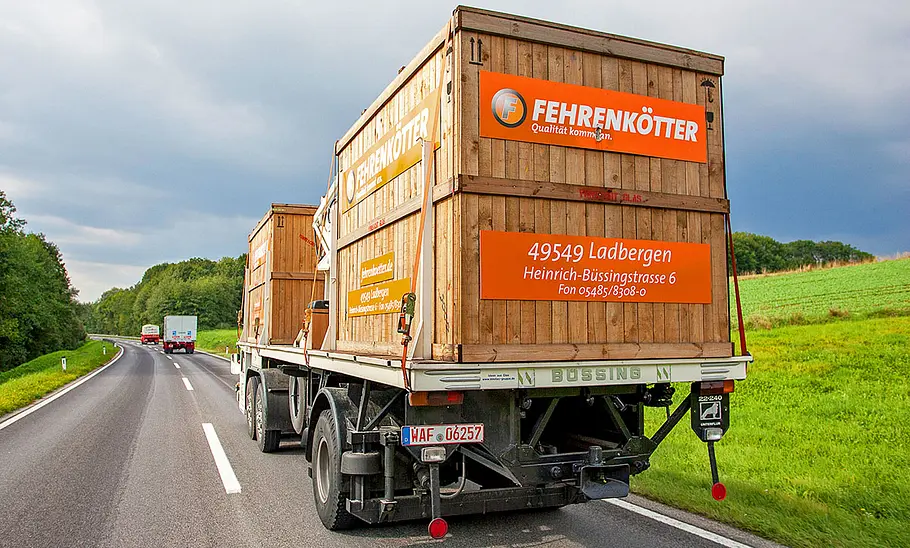 Der Büssing Supercargo Decklaster fahrend von hinten.