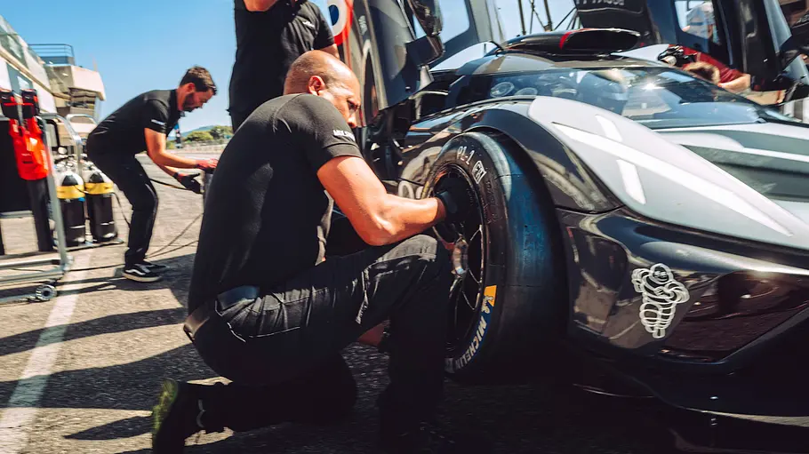 Bugatti Bolide Ein Mechaniker wechselt das rechte Vorderrad des Bugatti Bolide.
