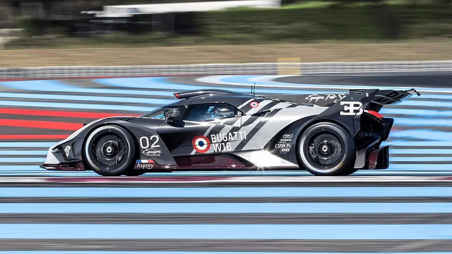 Bugatti Bolide Der Bugatti Bolide fährt auf einer Rennstrecke, von links fotografiert.