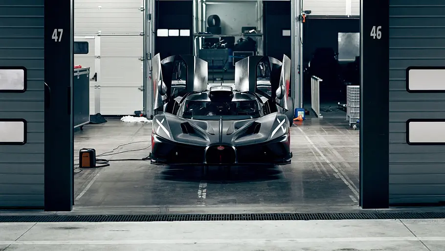 Bugatti Bolide Der Bugatti Bolide steht in einer Box, von vorne fotografiert.