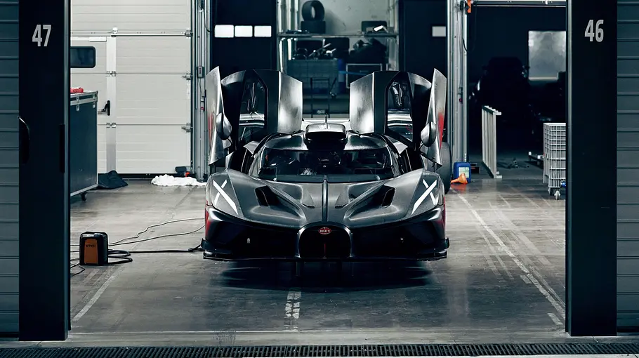 Bugatti Bolide Der Bugatti Bolide steht in einer Box, von vorne fotografiert.