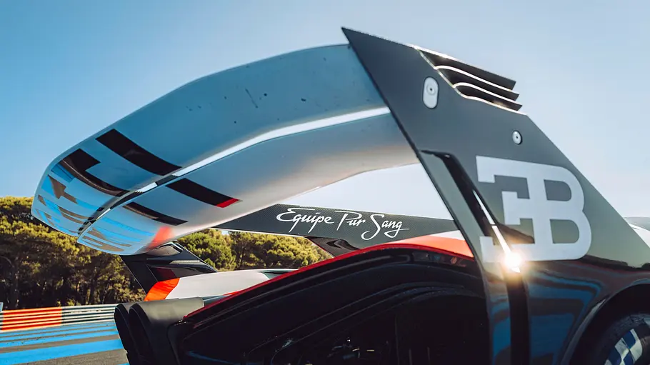Bugatti Bolide Der Heckspoiler des Bugatti Bolide in der Detailaufnahme.
