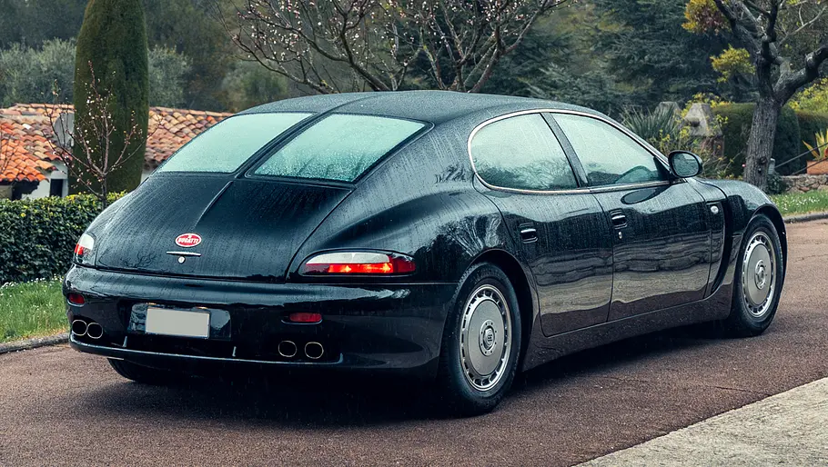 Der Bugatti EB112 stehend von schräg hinten.