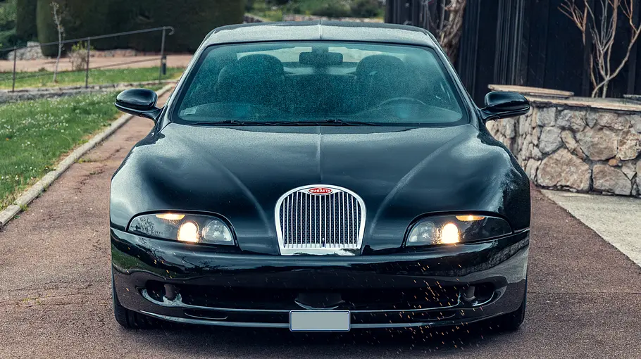 Der Bugatti EB112 stehend von vorne.