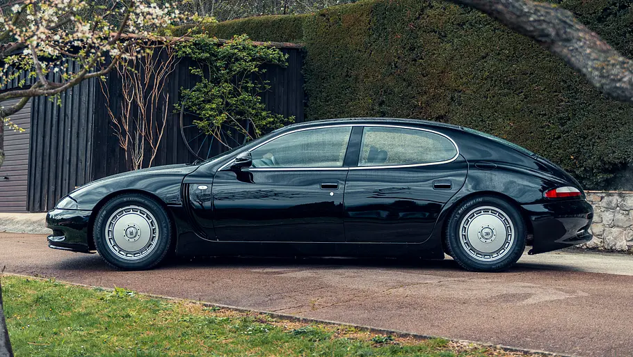 Der Bugatti EB112 stehend seitlich.