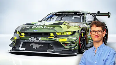Der Ford Mustang GT3 der Bundeswehr stehend neben Redakteur Tim Neumann. - Foto: Haupt Racing Team / Collage: AUTO ZEITUNG
