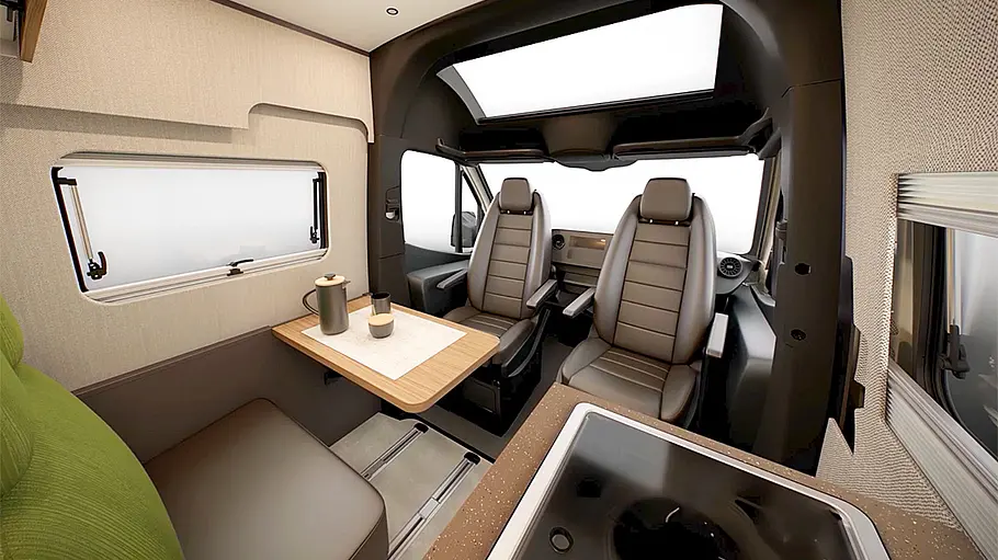 Die Sitzgruppe des Bürstner Habiton mit Blick in Richtung Cockpit.