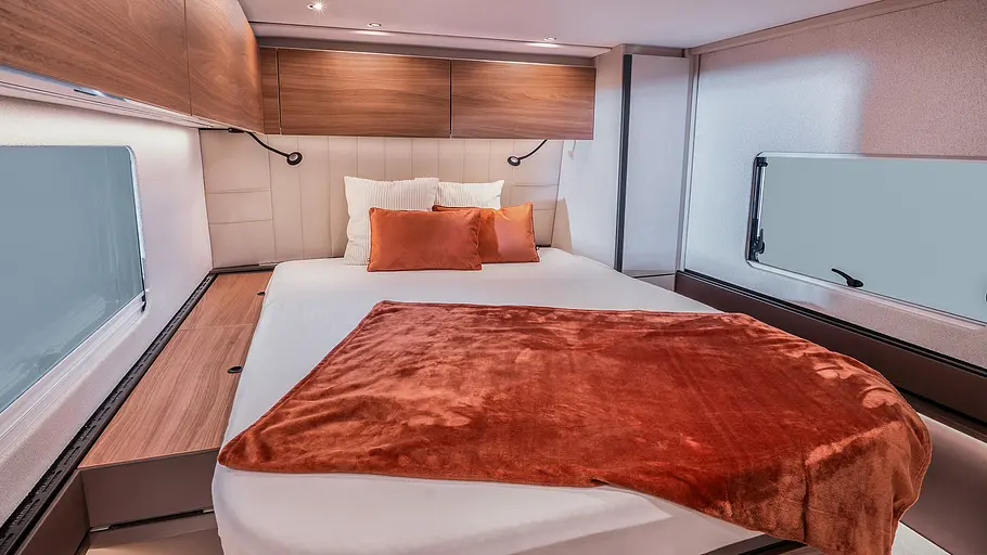 Das Queensbett im Heck des Bürstner Signature SFT 7.5 im Detail.