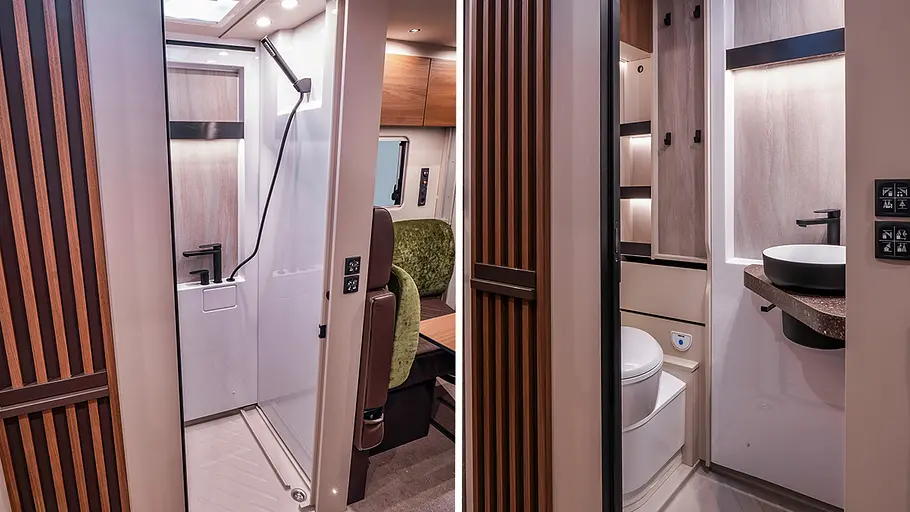 Die Collage zeigt die Nasszelle des Bürstner Signature SFT: Links das Schwenkbad als Duschkabine, rechts als Waschraum mit Toilette und Waschbecken.